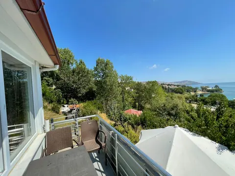 1 No'lu daire — yeşillik içinde balkon