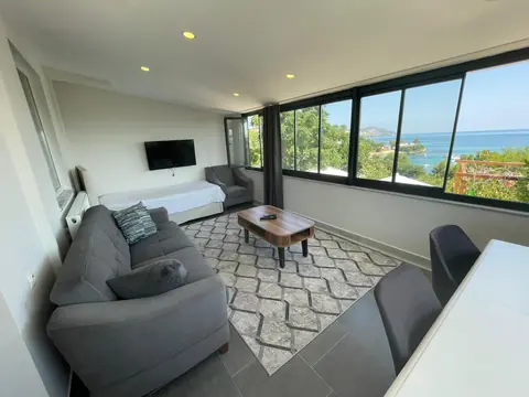 5 No'lu daire — panoramik deniz manzaralı salon