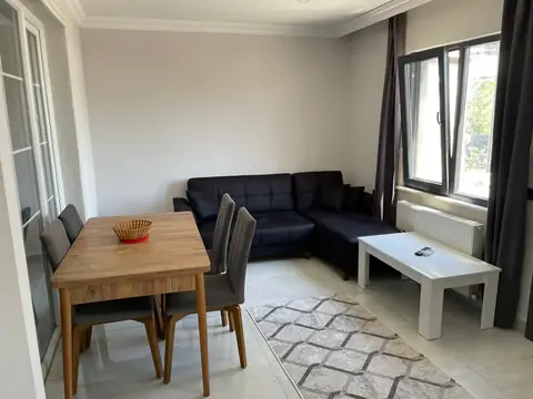 7 No'lu daire — oturma grubu ve yemek masasıyla salon