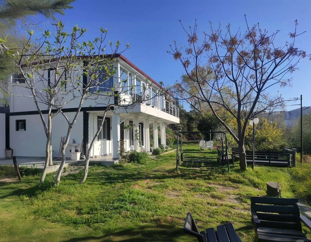 Sinop Akasya Apart bahçesi ve tesisin dış görünümü